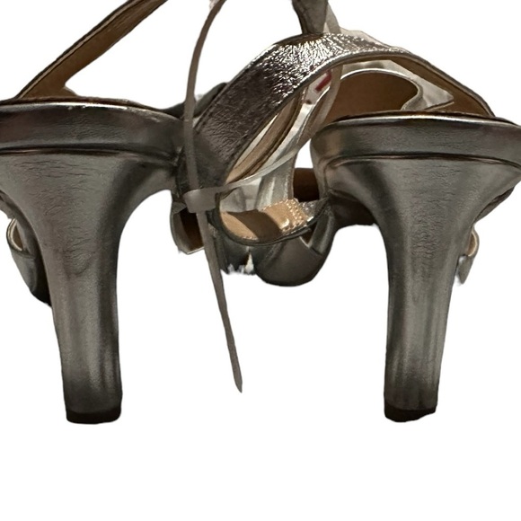 NEW Easy Spirit Recruit Slingback Pumps in Silver - Size 8W - Picture 6 of 7